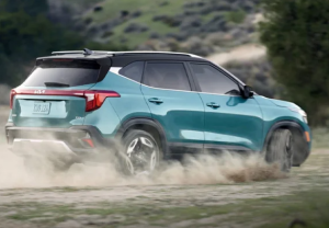 A 2024 Kia Seltos driving on a dirt road near Orangeburg, South Carolina.